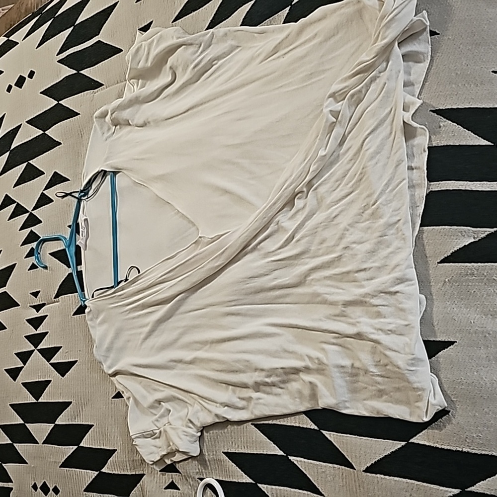 CREAM COLORED TUNIC..... RUNS BIG.... COULD FIT L OR XL!